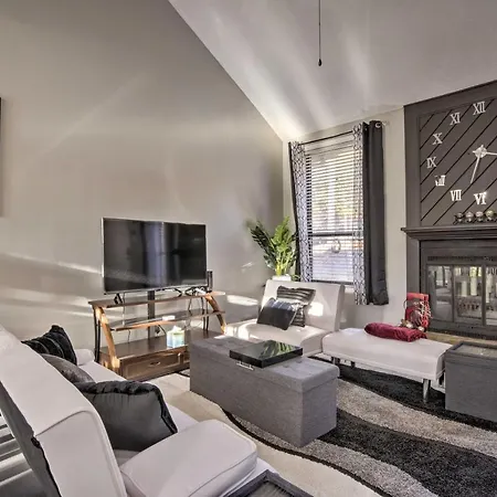 Updated Fayetville Townhome-Away-From-Home With Yard